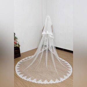 Elegant White Lace Bridal Veil
(Mantilla)